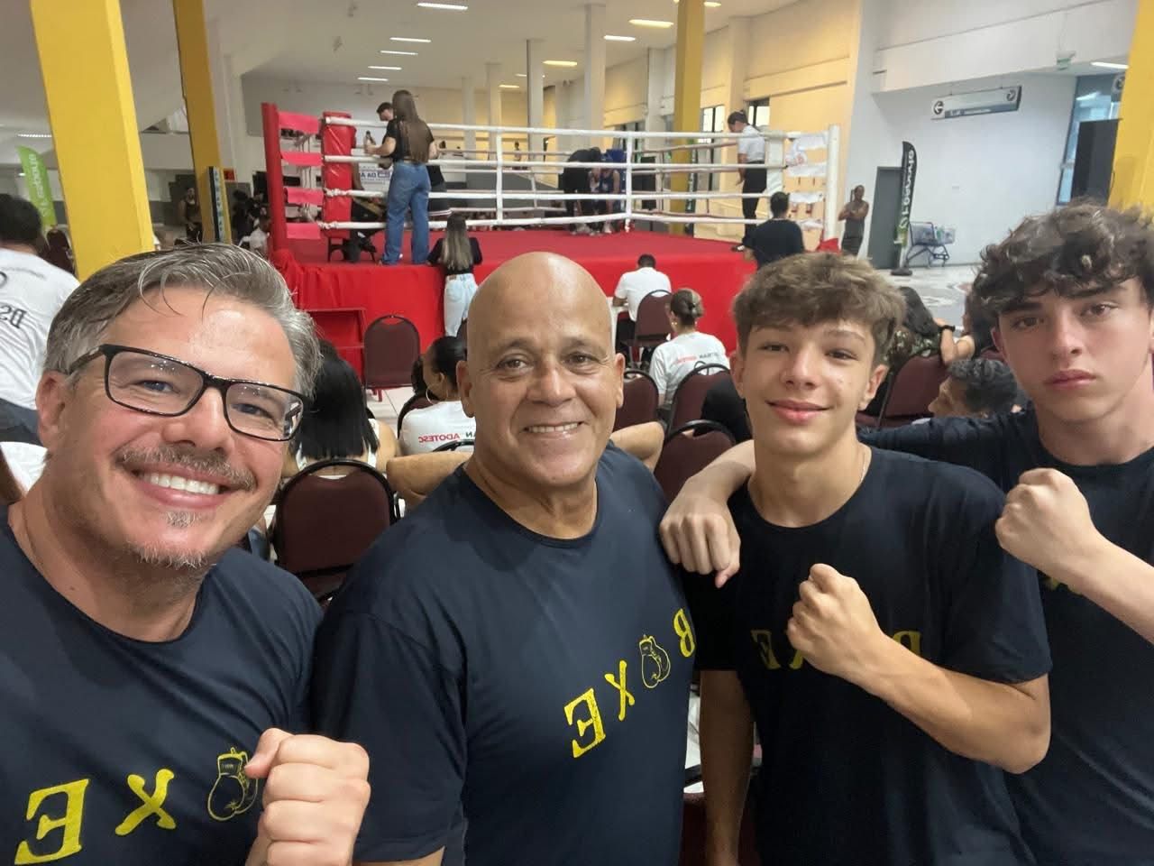 Maurício com amigos e alunos